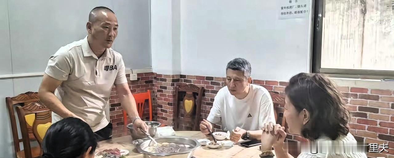 卸掉压力！郭士强回广东陪伴家人吃火锅，结束亚运会行程和四个月的集训终于得以短暂休