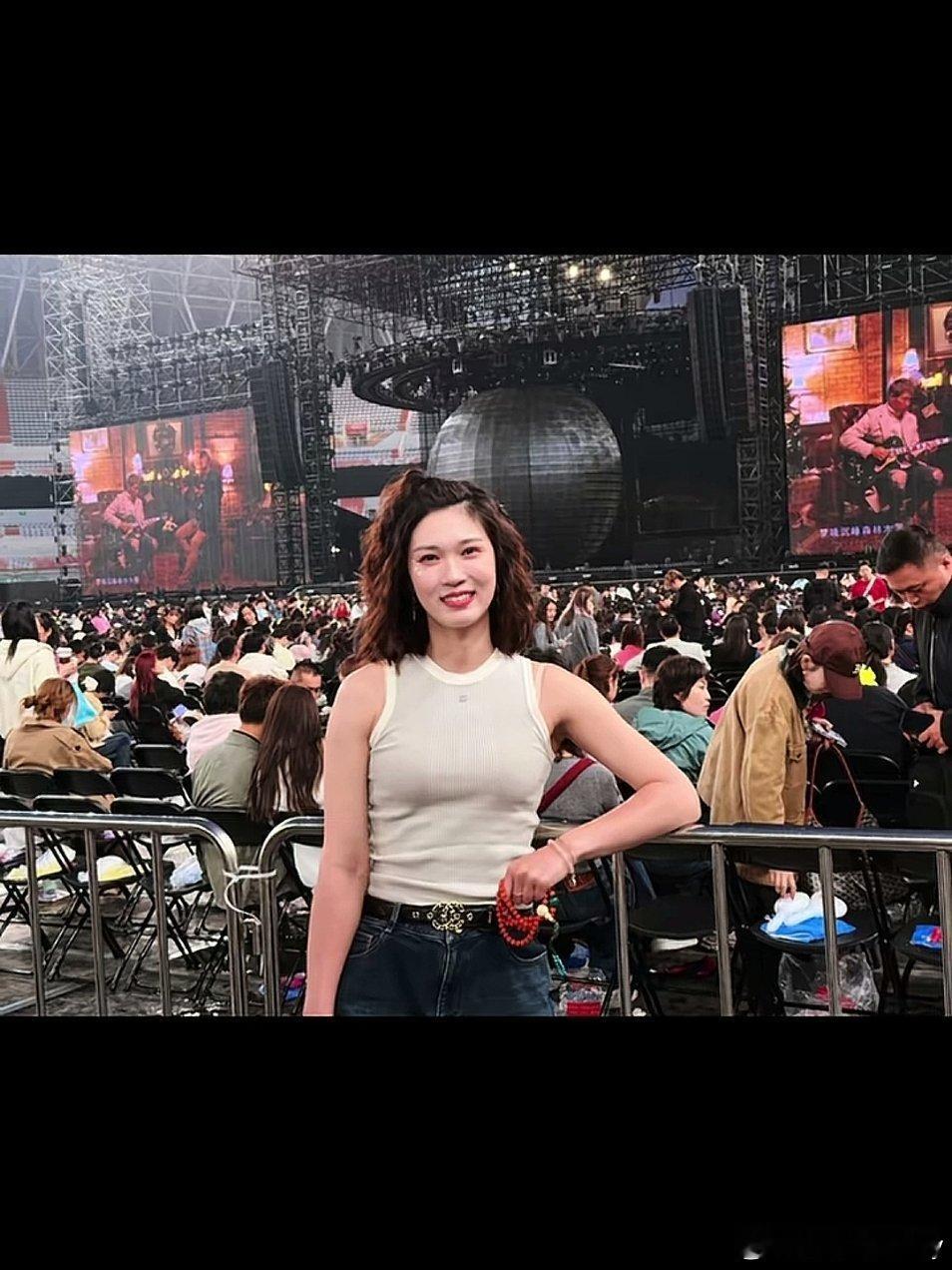 洁洁子去看了周董在济南的演唱会[哇]。女排王梦洁 ​​​