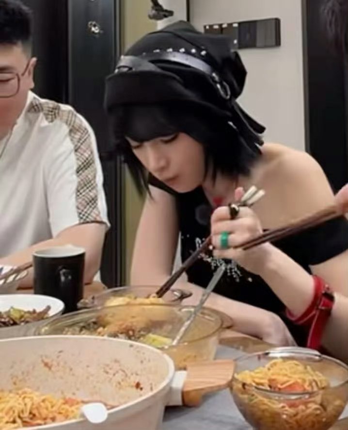 黄灿灿 体重方面我会注意的哈哈哈哈吃胖了也很可爱 