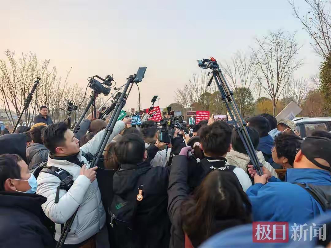 罗大美遭抢劫遇害案今日二审开庭，八旬老妇骑行三十里地前来支持受害人家属，与其母亲