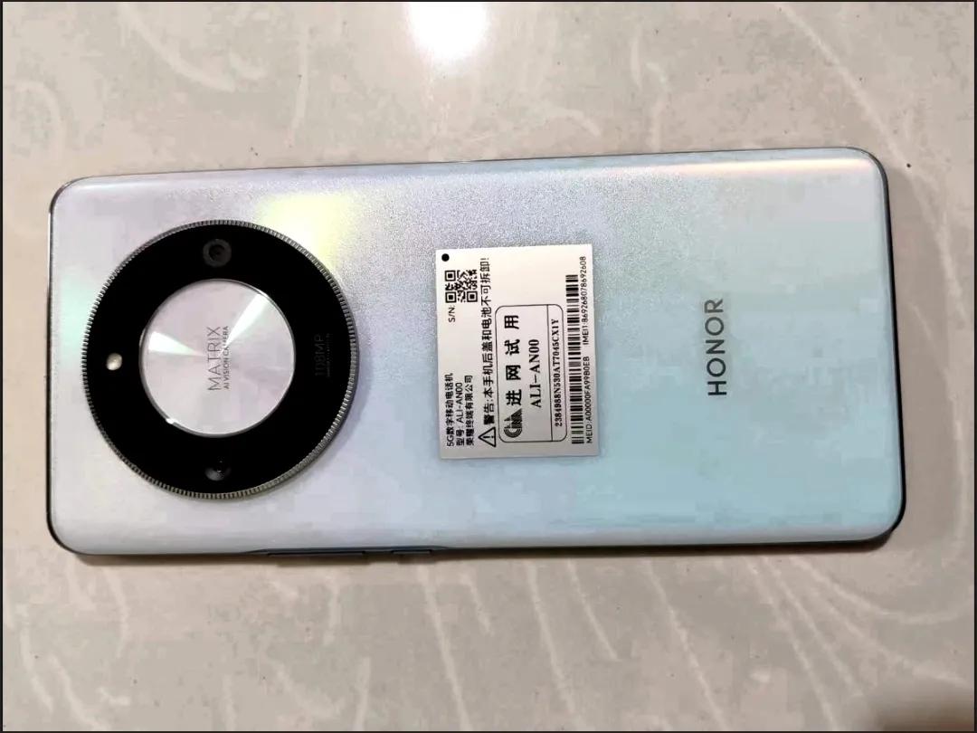 荣耀X50 的这款曲面屏手机不仅颜值出众，还拥有出色的续航能力和耐摔性能，让你不