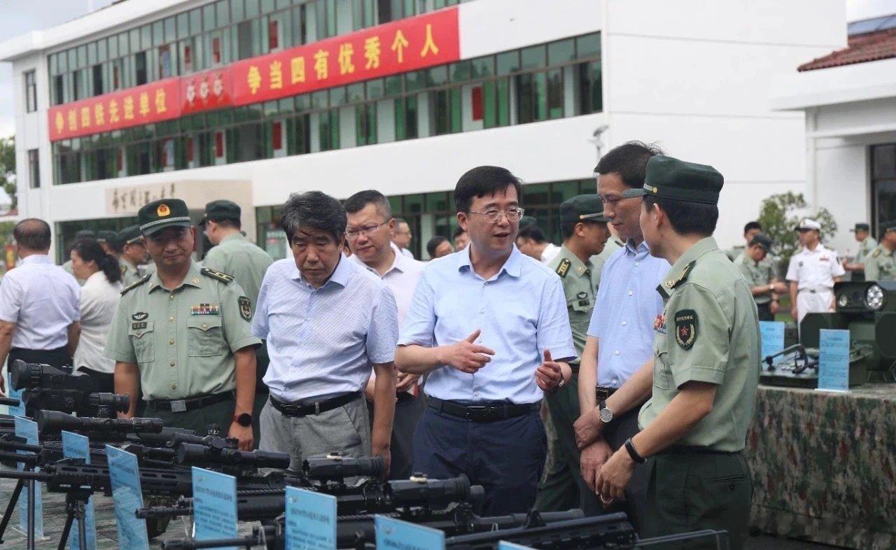 南京路上好八连所在部队展示部分装备，图源自东部战区公众号#武器装备[超话]# ​
