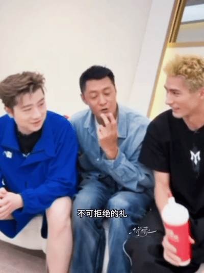 余文乐好宠米卡 披荆斩棘 余文乐好宠米卡啊，能被哥哥这么重视，羡慕这样的兄弟情！