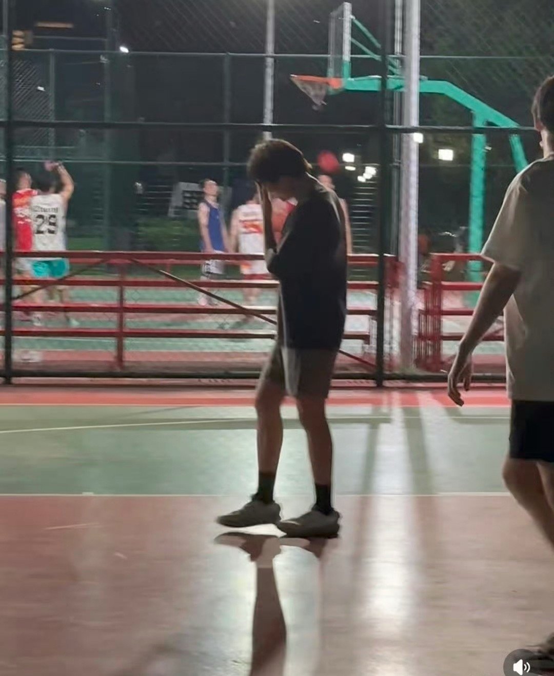 王安宇走路脖子前倾 男艺人真得管理一下了仪态应该比较好调整吧，之前杨幂也很快调整