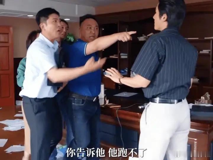 《淬火年代》柳钧被前来找钱宏明要债的人团团围住正当他百口莫辩时，有一个人冲到他前