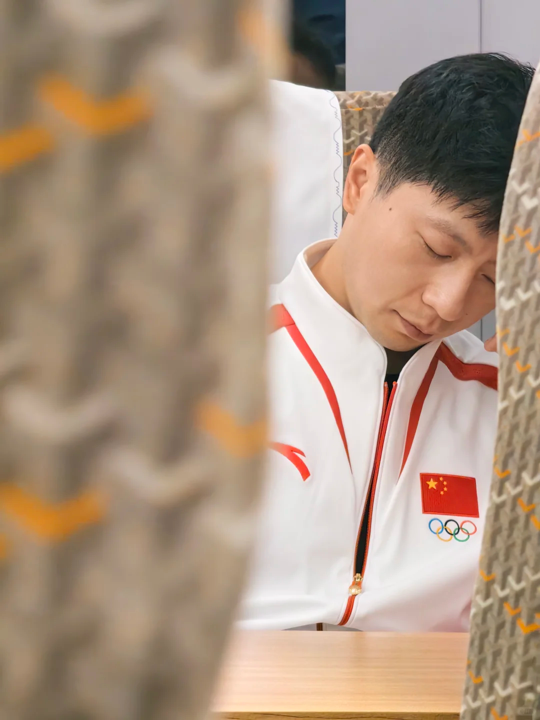 走吧，人间的孩子！ 与一个精灵手拉着手， 走向荒野和河流， 这个世界哭声太多了，