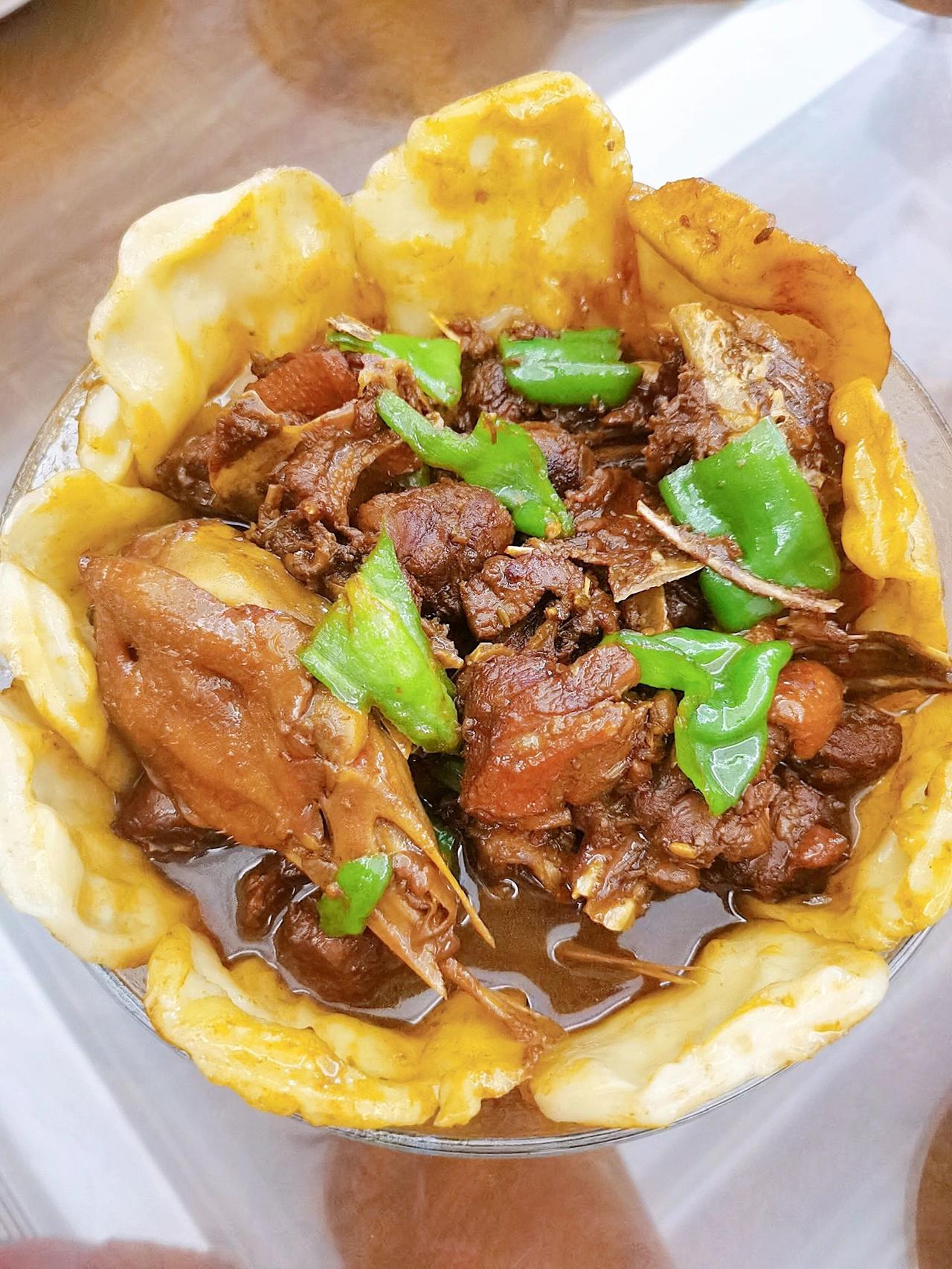 吸饱汤汁的贴饼子好吃～家庭版铁锅炖大鹅

食材：鹅、葱姜蒜、啤酒、白酒、油、小茴