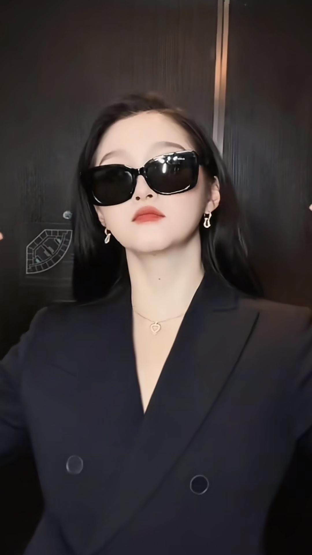 关晓彤最近被拍到，
深夜和助理一起去酒吧，
照片里她穿着打扮挺时髦的。

有些网