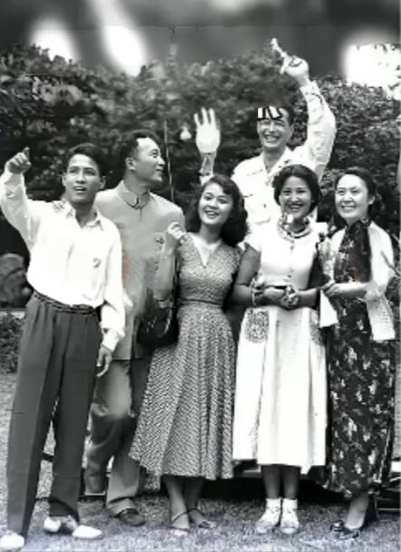 那是一个最纯真的年代，上海电影制片厂的六个老演员聚集在一起拍影留念，里面有“电影