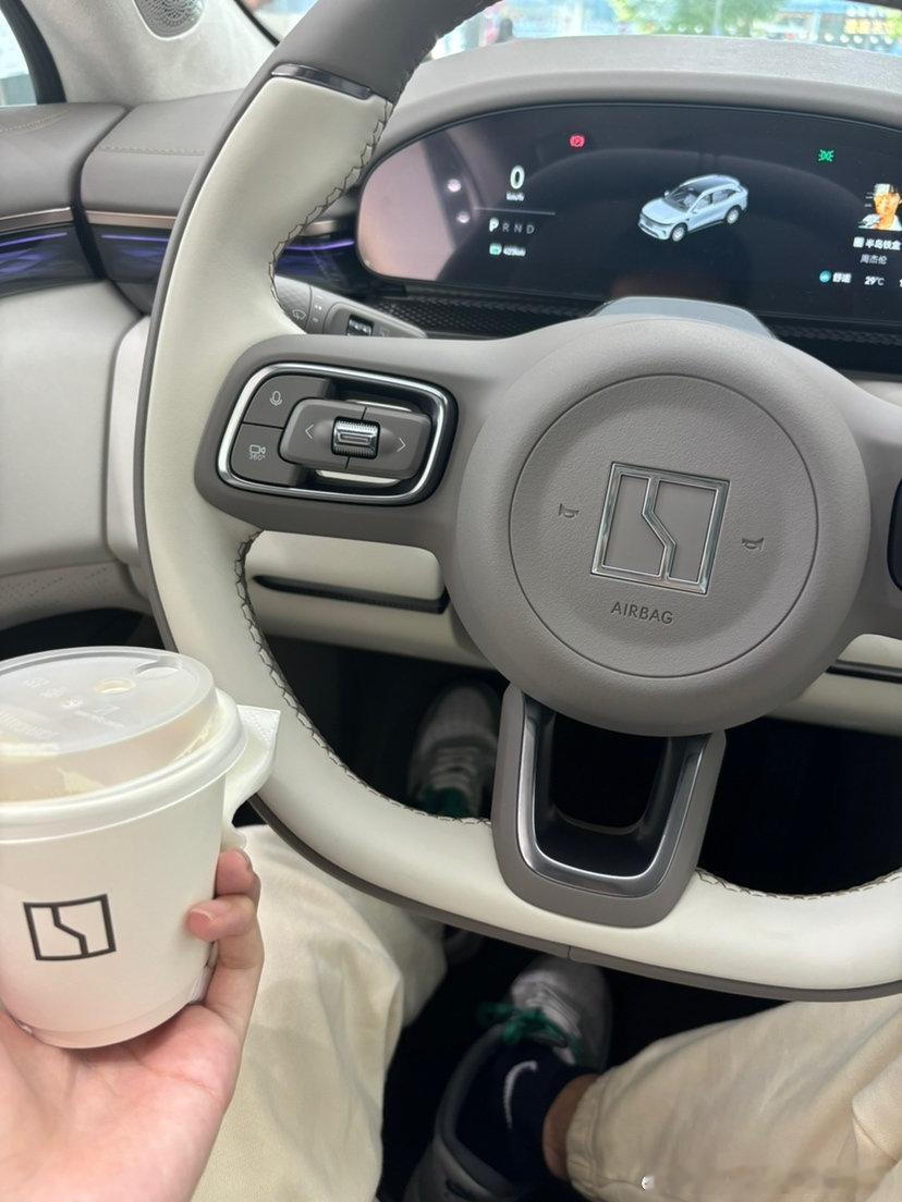 在山间写生时突遇降温，急忙回到极氪里取暖。打开方向盘加热和座椅加热，喝着保温杯里