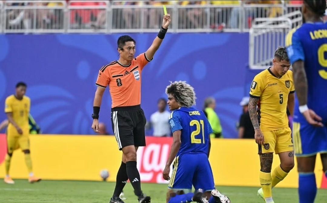 马宁1分钟2黄0-0书写全新篇章！16万人口库拉索收获队史世界杯首分，马宁全场六