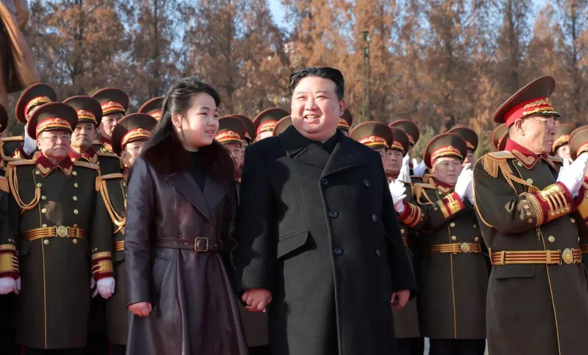 金正恩开始培养接班人了
朝鲜领导人金正恩近日频频携女儿公开亮相引发外界热议。有负