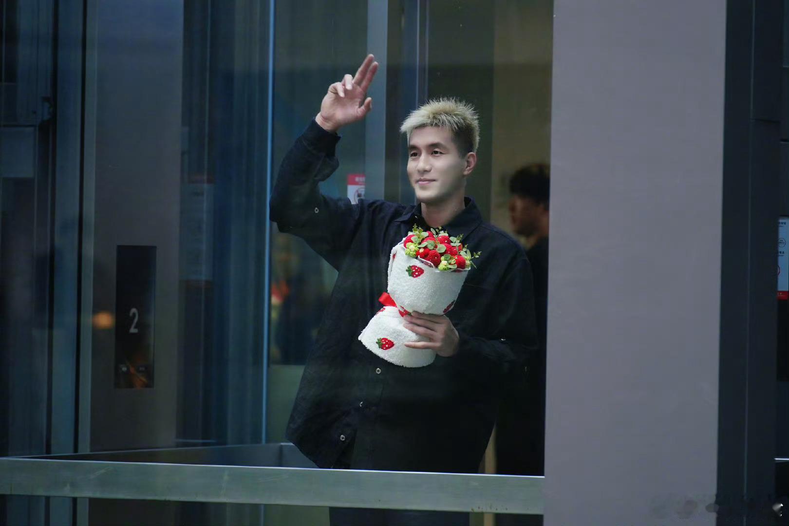 郭艾伦被机器人碰瓷说赔不起郭艾伦vs机器人，本想切磋反被碰瓷，这波互动也太有梗了