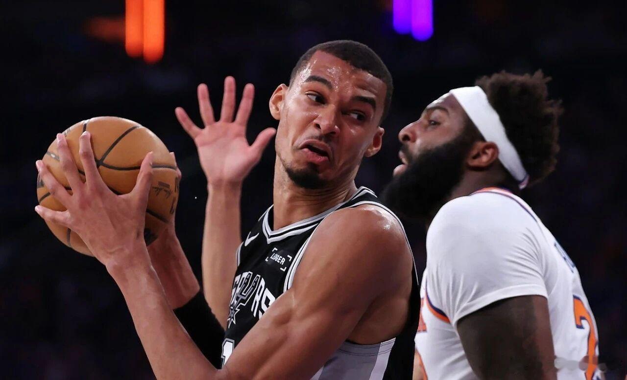 NBA总决赛 | 尼克斯3-1马刺！阿努诺比补篮绝杀，29分超级大逆转：布朗森轰
