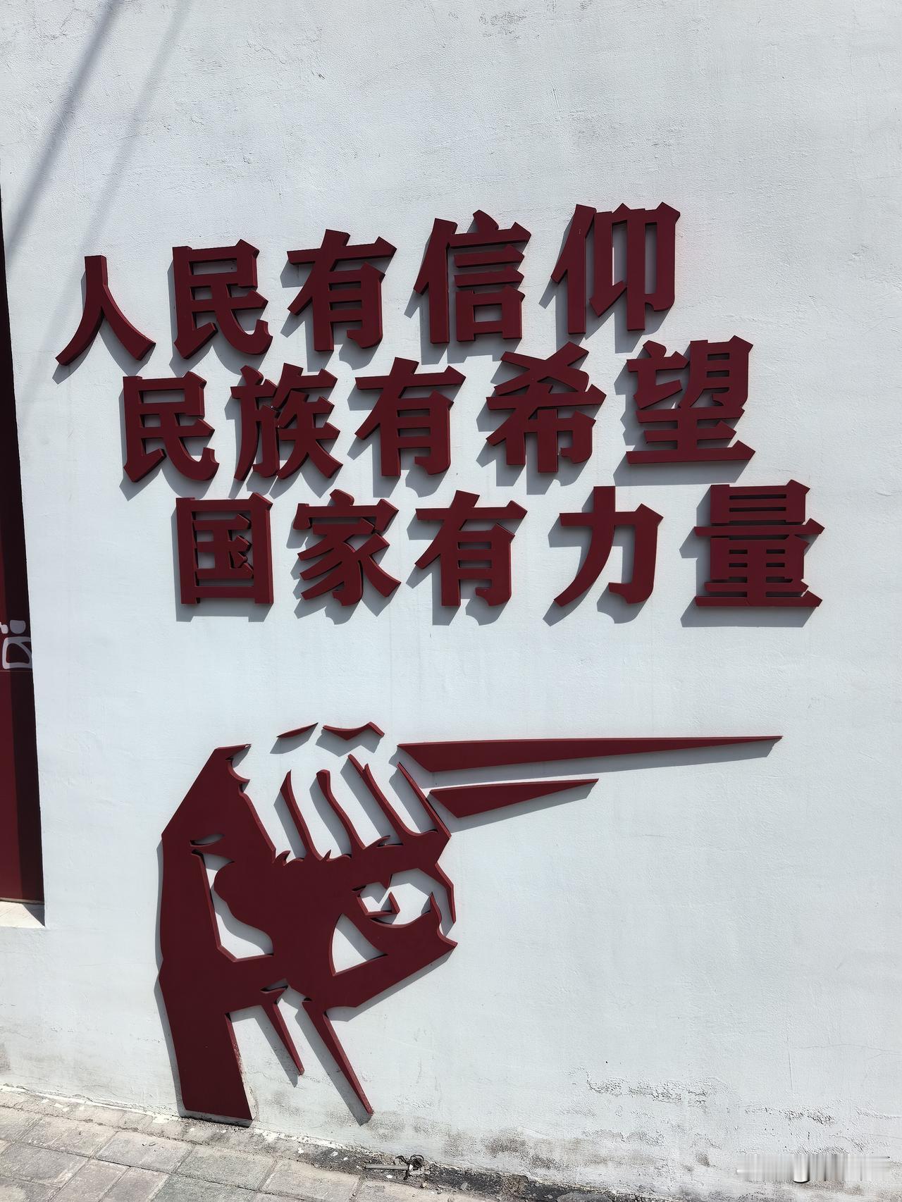 下周就是教师节了，
又到了家长绞尽脑汁给教师送礼的时候。
这教师节都失去了初衷，
