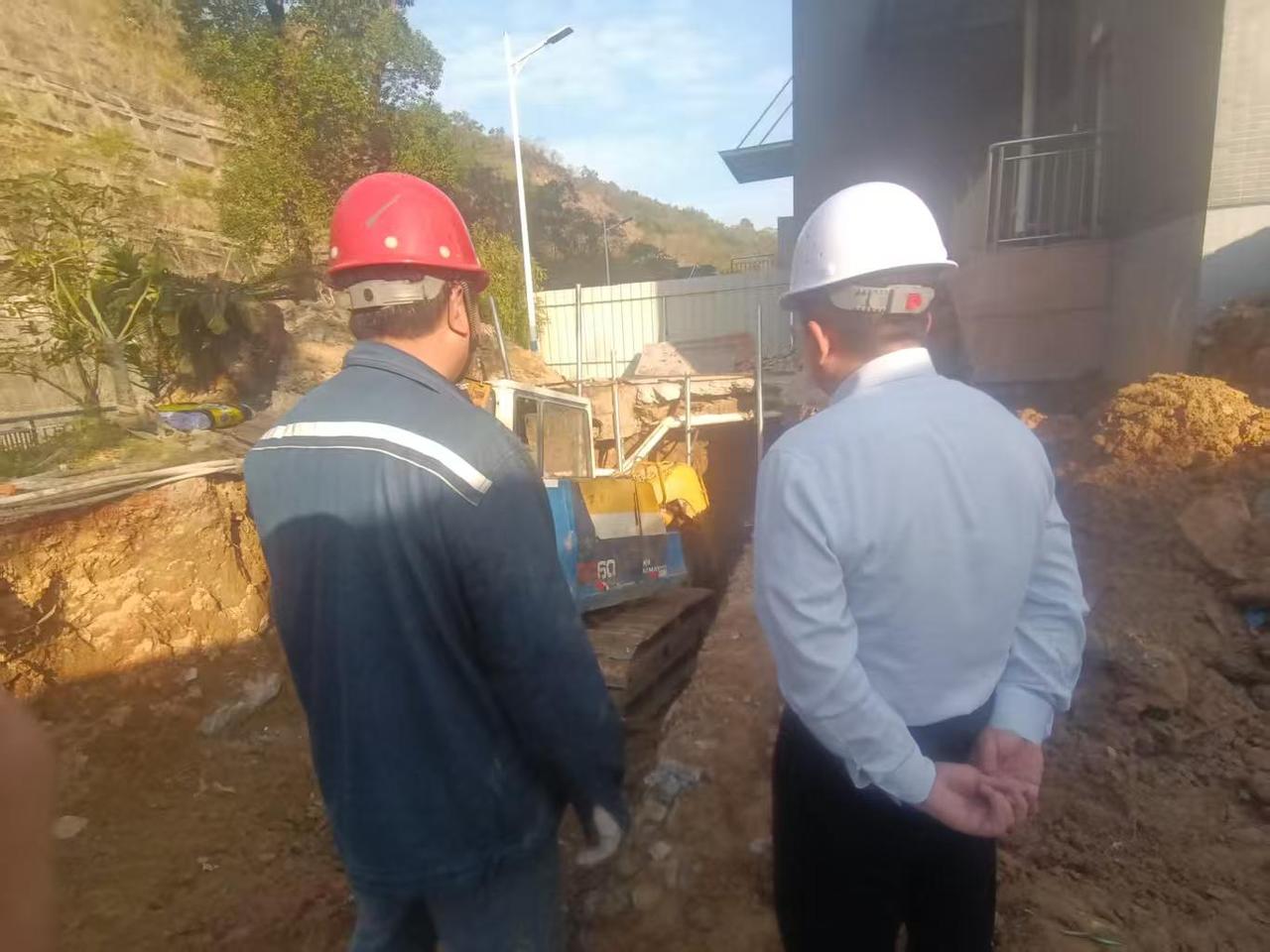 今天甲方的老板和监理聊天，甲方老板和监理说，那个在干活的是个苦兮兮的老板。还真是