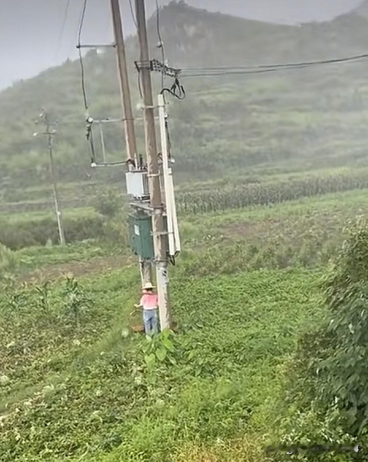 高手在民间？大姐变压器下躲雨还自拍，这操作我看不懂但大受震撼。下雨知道往家跑，一