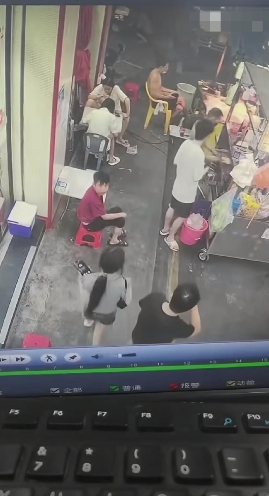 美女碰到猥琐男咸猪手，勇敢还击！！！高铁摸女孩 反咸猪手 男护工咸猪手