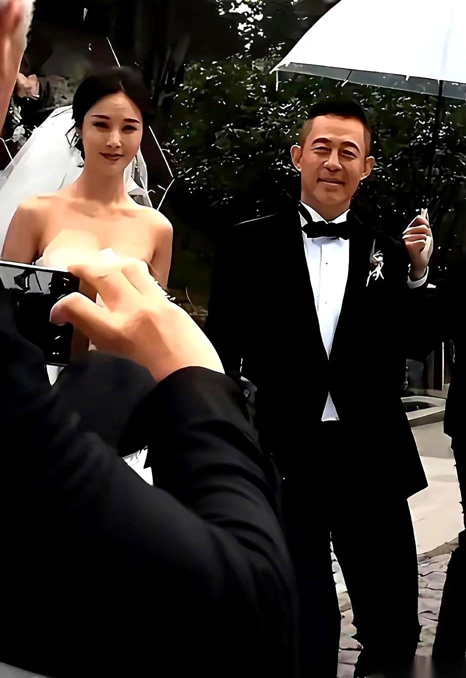 侯勇，50岁那年，办了第三场婚礼。
司仪旁边站着的新娘子，27岁，圈外人，叫王瑞