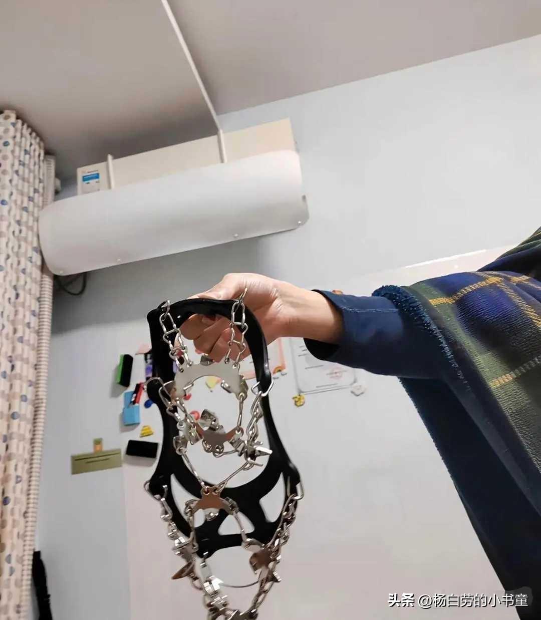 捡到上个租客落在房间的东西
打电话告知对方：“你有东西落在出租屋啦。”
我还问他