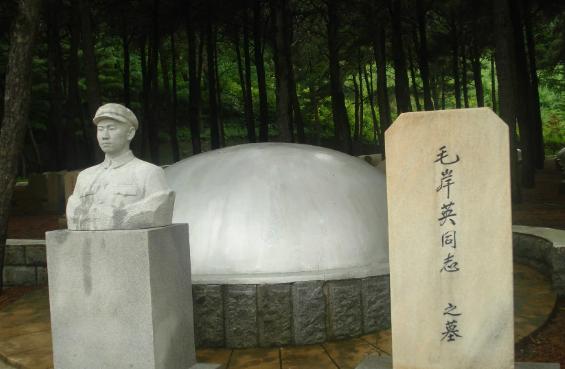 1955年，中央派人前往朝鲜挖毛岸英坟墓，可当大家刚开始挖，就突然跑过来一名妇女