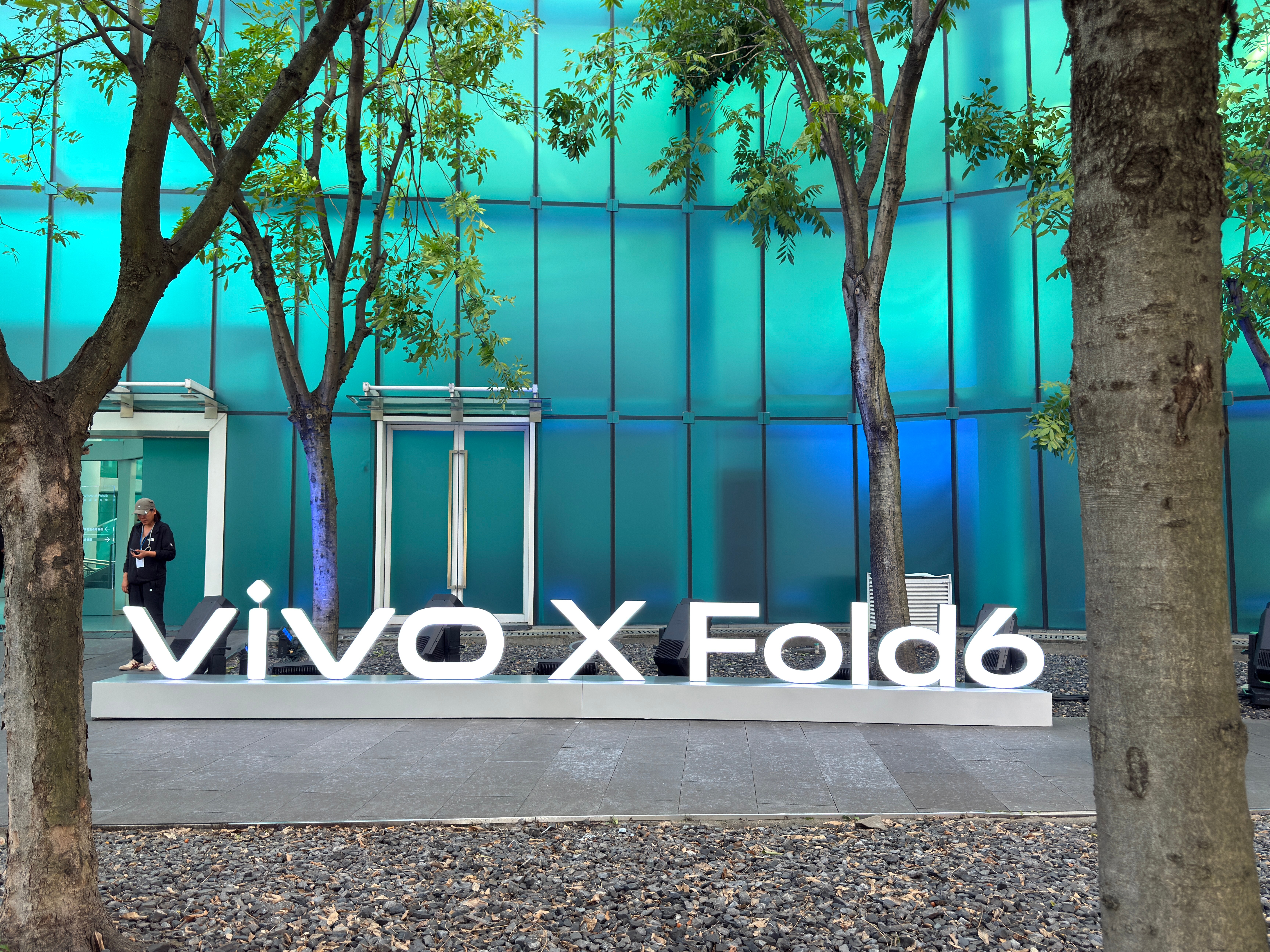 惊讶，vivo X Fold6新品发布会场地楼面的颜色都跟手机颜色一样，这个细节