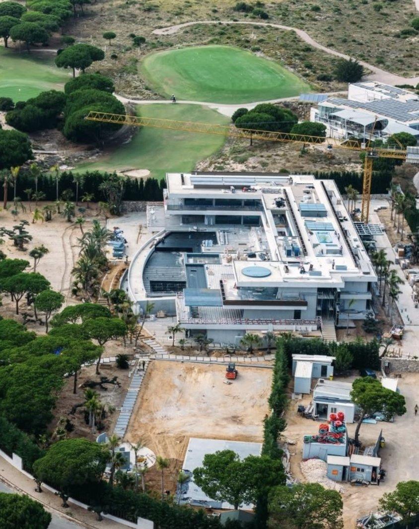 C罗在葡萄牙的海边城市卡斯凯什建造了一座价值近3500万欧元的豪宅！
这座豪宅耗