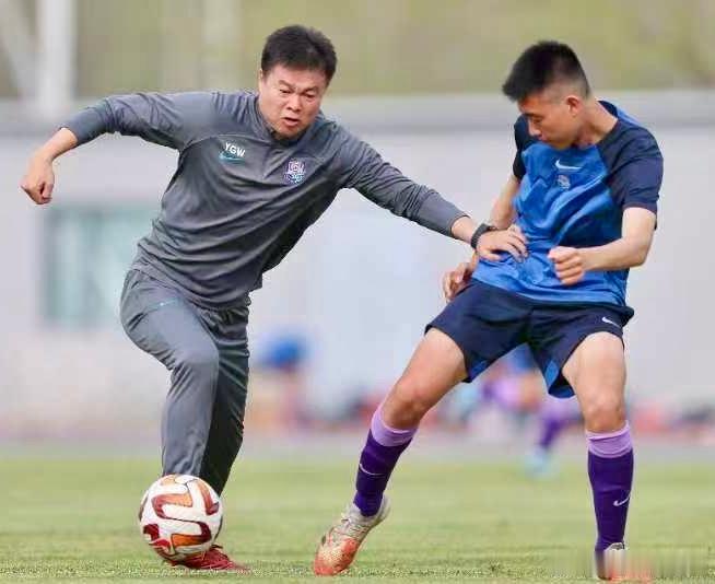 ⬇️⬇️⬇️这是2023年4月，当时的津门虎一线队教练组，和球队最先组建的U17