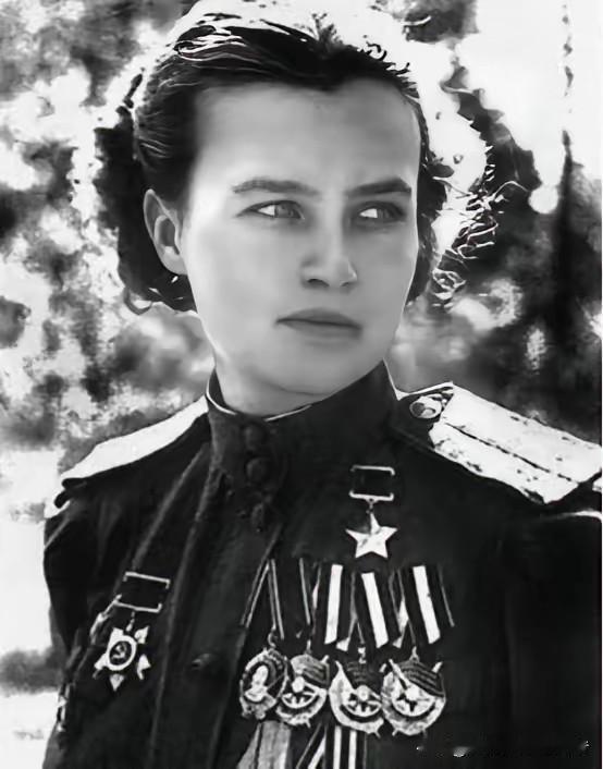 二战期间，一名德国王牌飞行员被苏军击落后俘虏。让他万万没想到的是，对手却是一个年