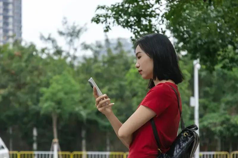 上队列课时，我忘关手机便匆匆跑完百米。拼多多误购一篮球后，我立即关掉了免密支付。