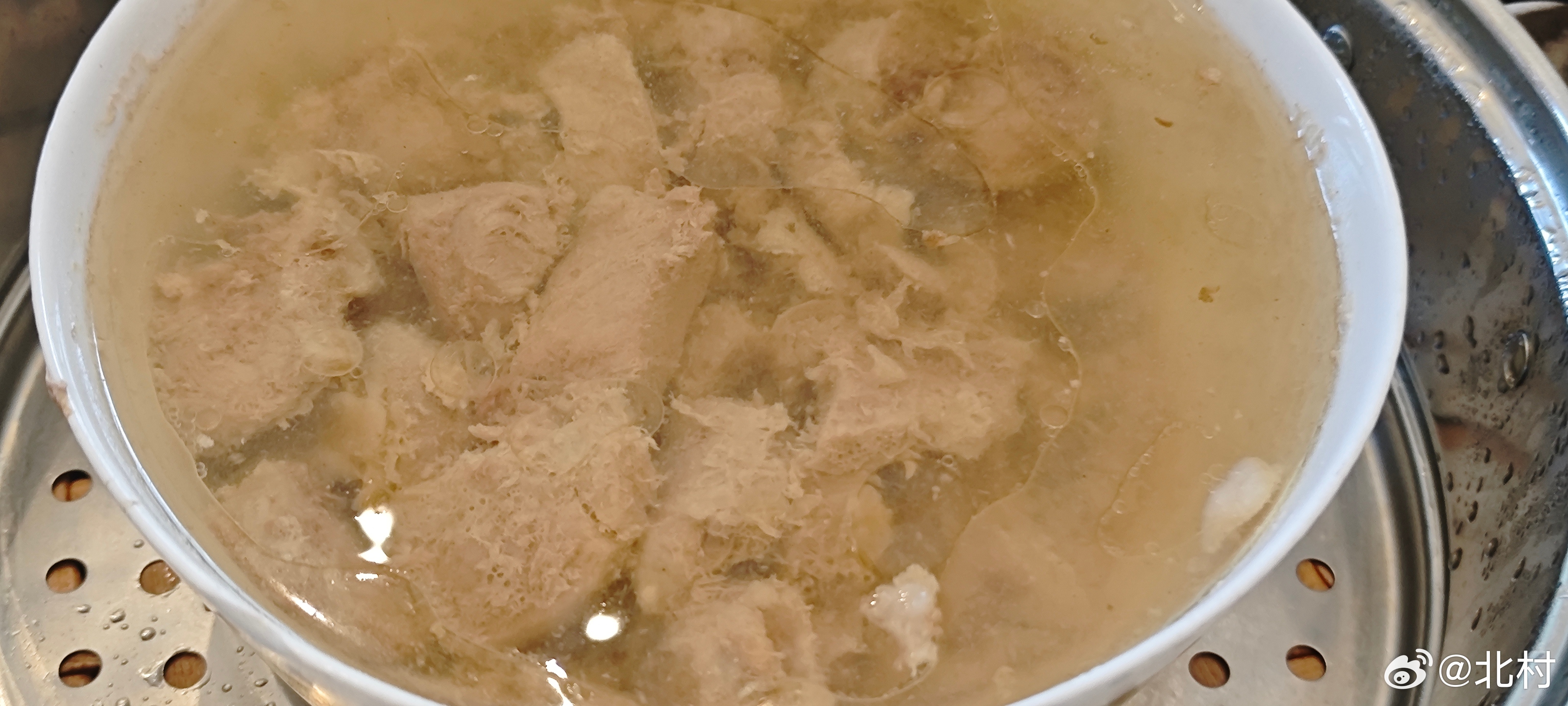 老教授做了一个“客家山茶油土猪肉汤”，同时也为了鉴别这一家土猪肉的真伪，所以清淡