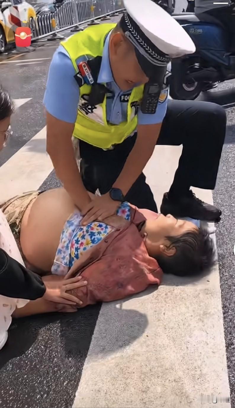 首先表达的是交警小哥烈日炎炎之下奋力救人，令人感动，这才是人民的好警察。
其实我