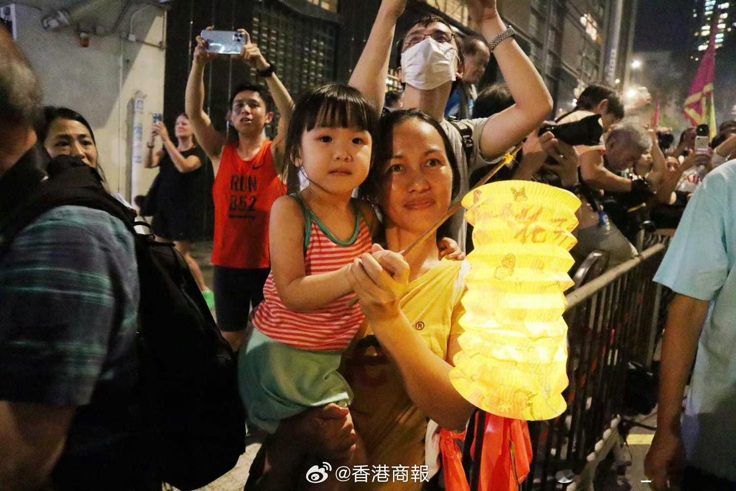 【香港大坑舞火龙一连3晚举行 少年团舞动LED小火龙助庆】大坑舞火龙在今晚（16
