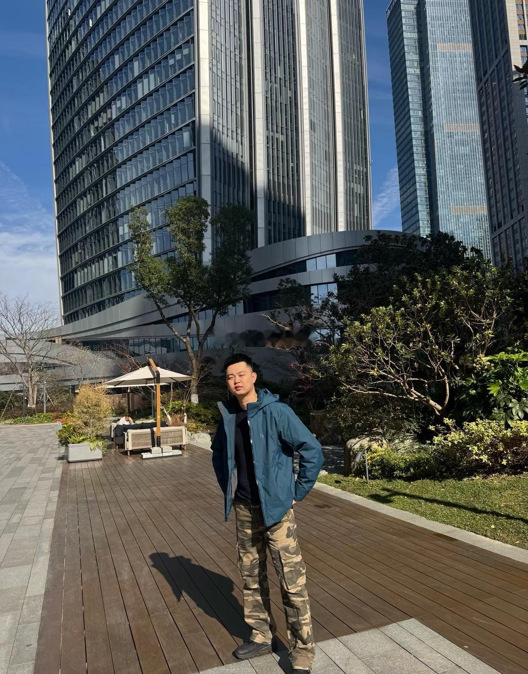 网红圈好友集体站队巴扎黑申公豹原话：我单枪匹马走到现在，任何人都不是我的靠山。能