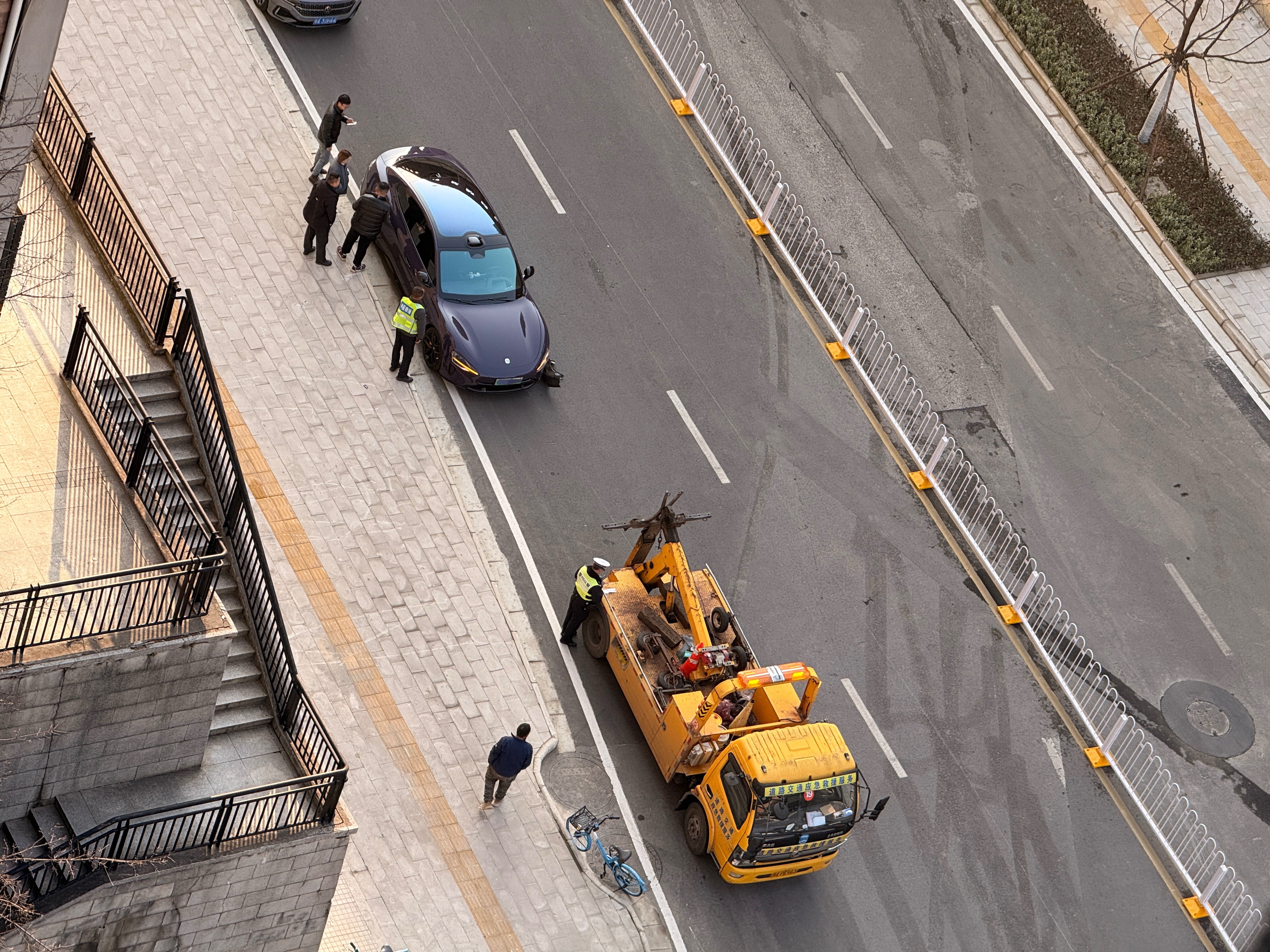 在窗边摸鱼呢正看着楼下一小米撞了