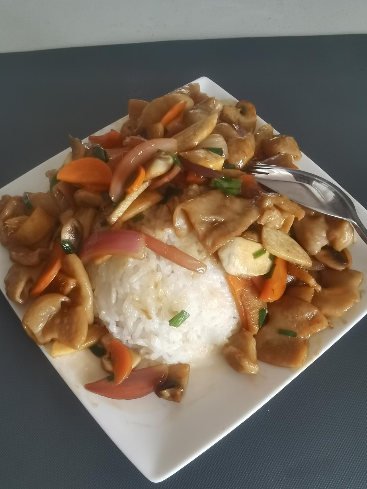 这一周的午餐“流水账”

又到周末，照例来盘一盘这周的午餐菜单。

周一：在外面