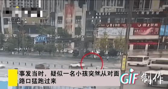 四川一男孩跑着过马路，不慎被搅拌车碾压身亡，现场太惨烈，直接用一块大布围挡着搅拌