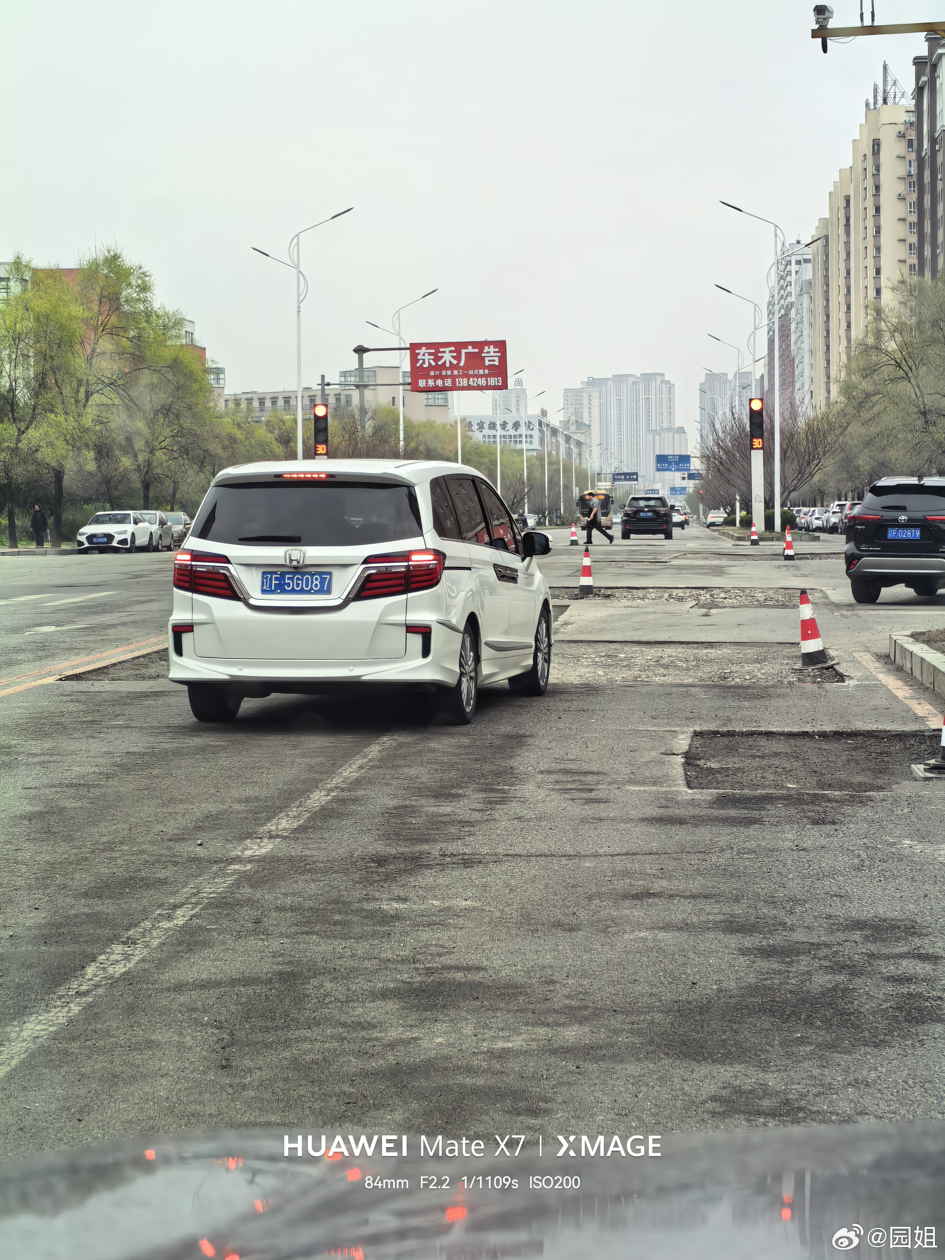 最近家门口修路，路上摆的全是锥桶，考验我驾驶技术的时候到了。 