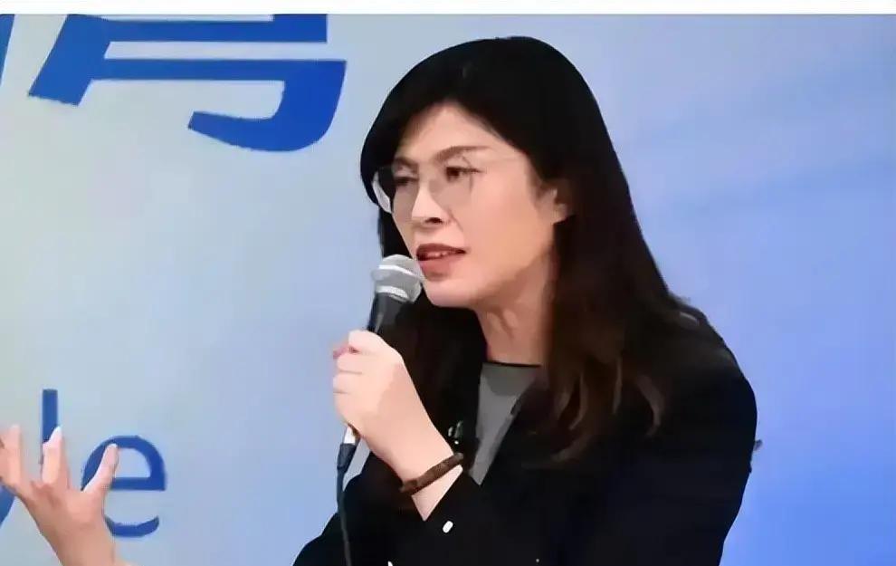 快讯！
郑丽文突然宣布了。
2025年12月31日晚在国民党中常会现场，她当面说