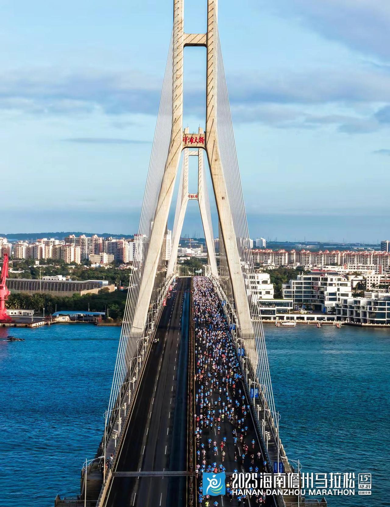 跑步不伤膝，瞎跑才伤膝。
我见过太多人，一双旧球鞋，出门就猛冲三公里。
第二天扶