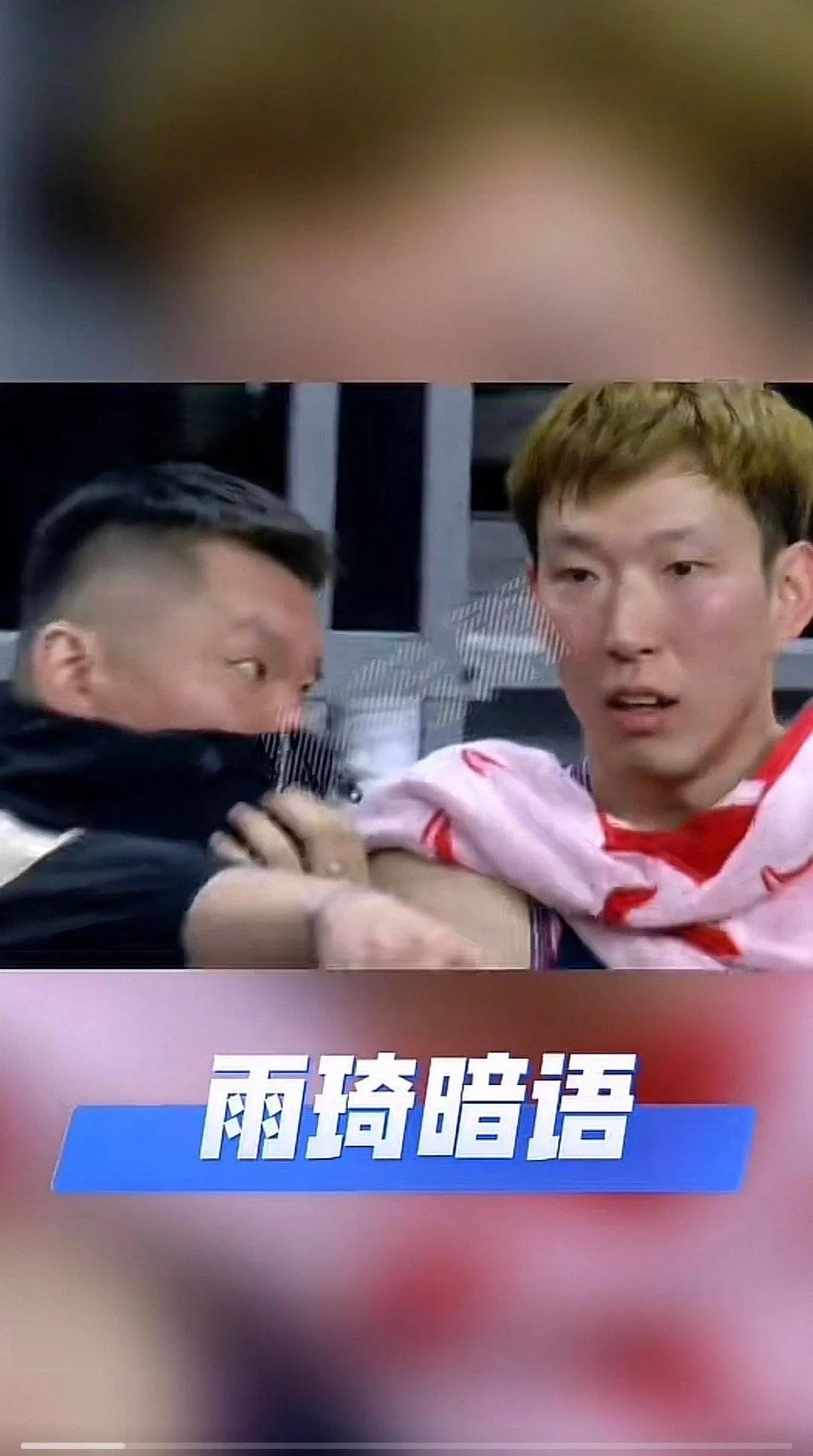 大家有没有发现广东宏远所有球员当中，只有周琦有资格坐在朱芳雨的身边。

每场比赛