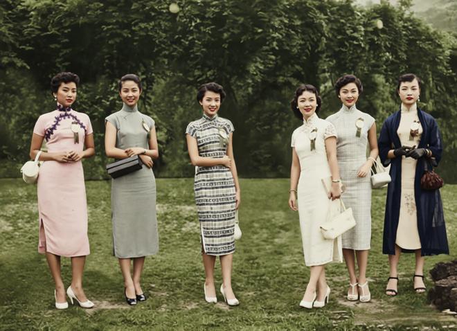 这张上世纪30年代的老照片里，六位女性身着彼时都市流行的旗袍，把那个年代的优雅衬