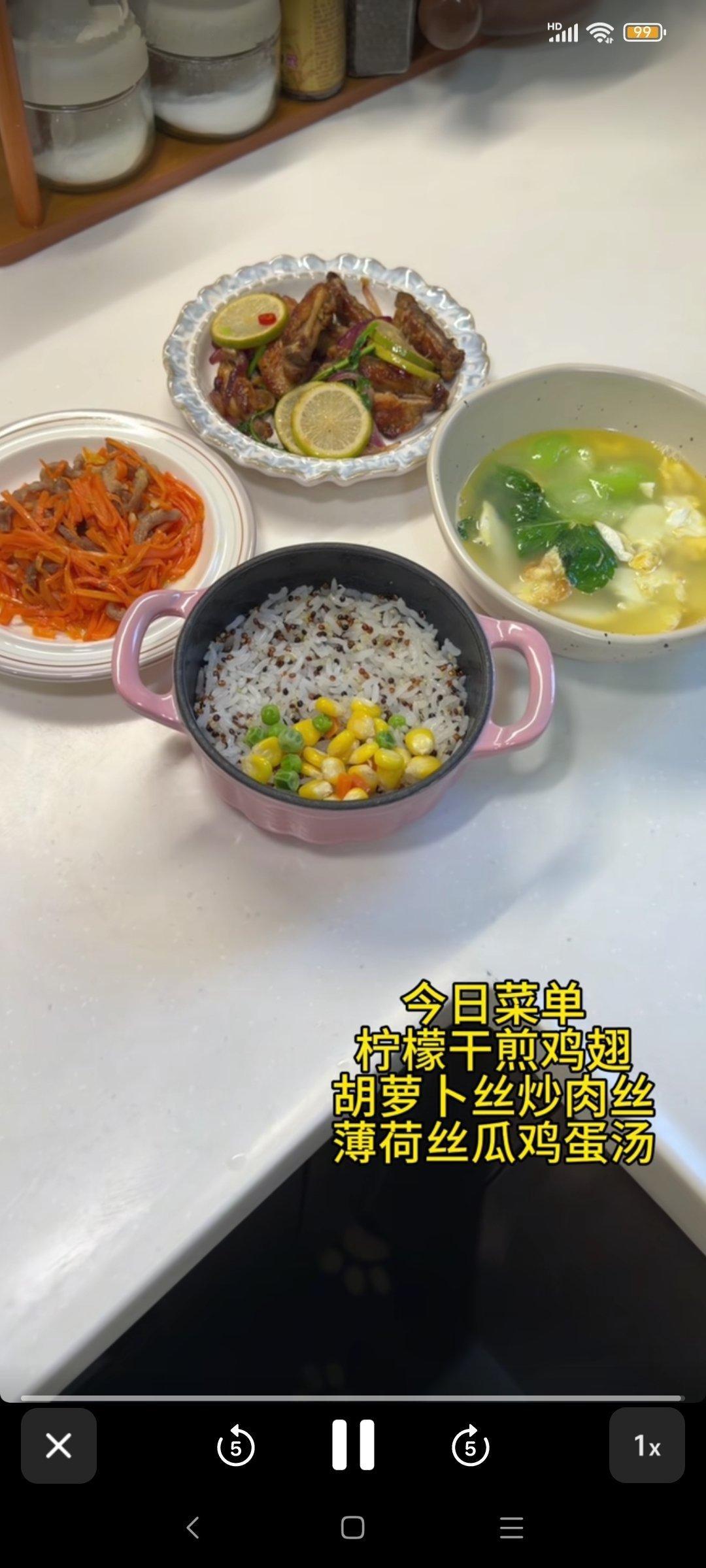 刚刷到这个一人食，评论区都在说份量太少了在说什么屁话，外卖的份量都没这个多 