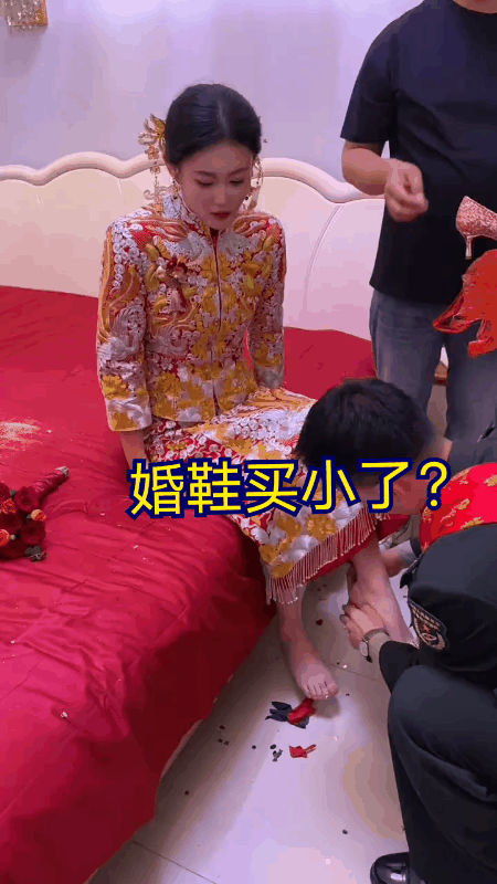 婚礼现场的尴尬一幕。
新郎在给新娘穿婚鞋的时候，才发现尺寸不对，鞋买小了？
尽管