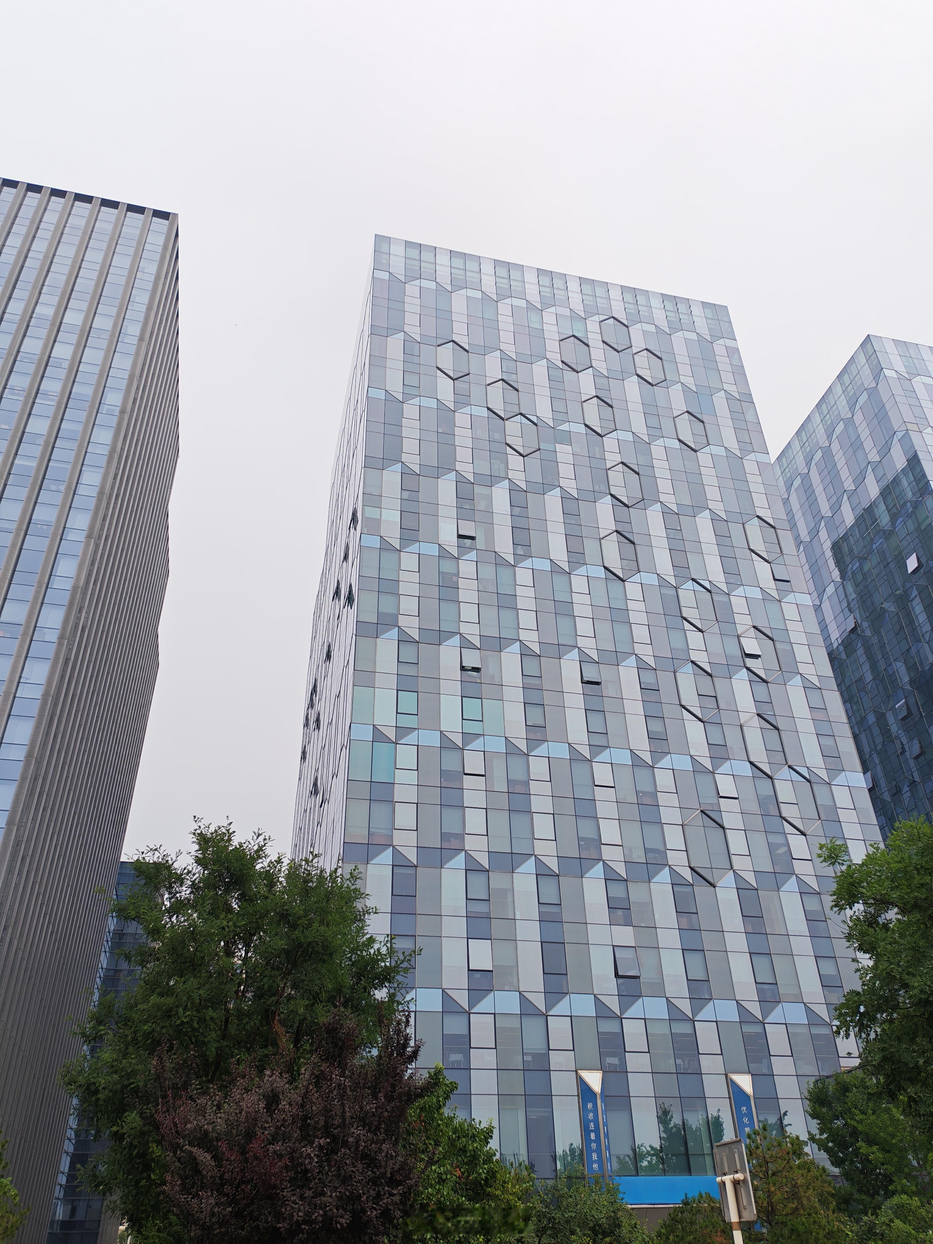 春节期间实行“公交车逛北京”，结果发现返乡的人少了，春节的公交车依然拥挤。今天橙