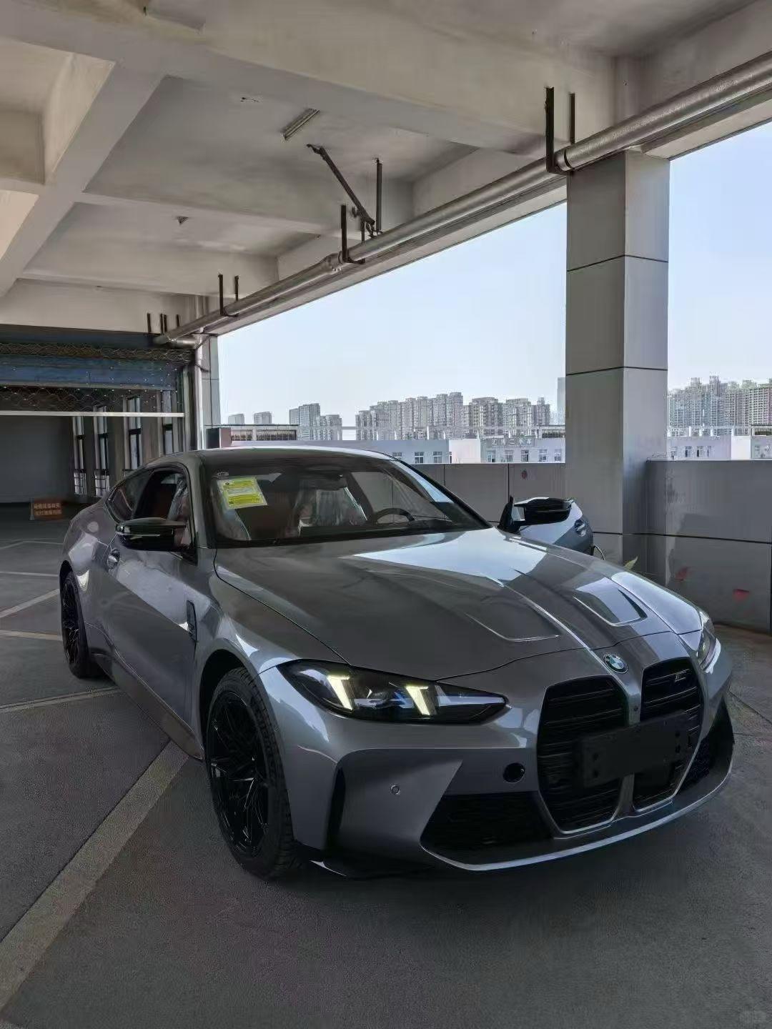 其实这款宝马M4我一开始看着并不是特别的漂亮，特别是中网，显得有点突兀，但是时间