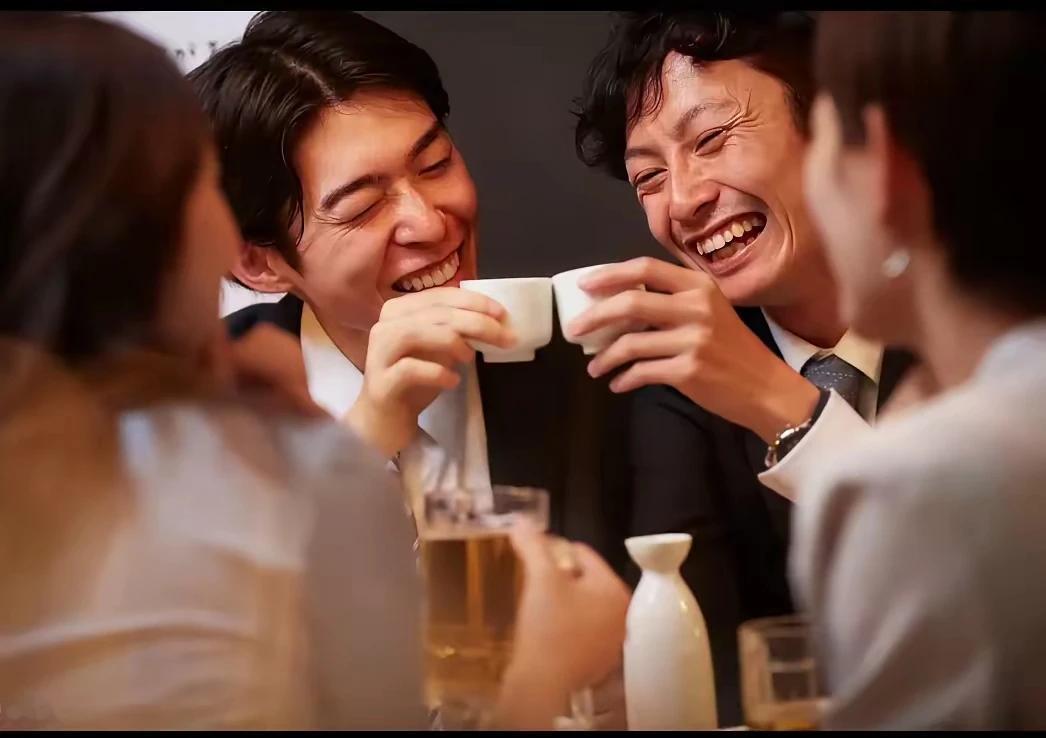 几个老友围一桌，
高高兴兴把酒喝；
净说过往开心事，
美好回忆最快乐。
