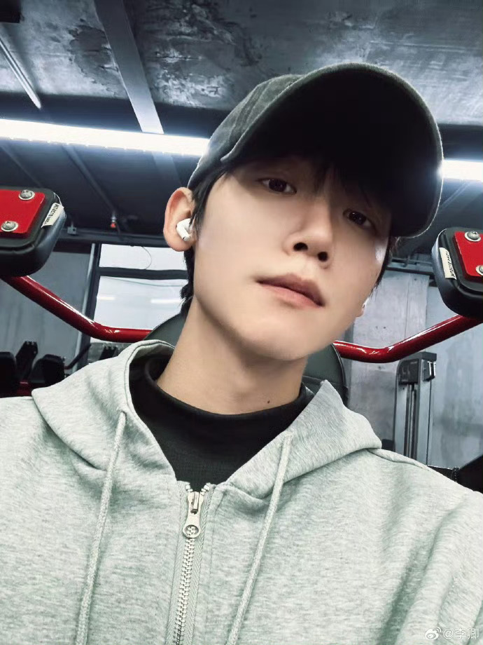 李卿线下人气实感李卿线下活动好多人啊李卿的线下活动人好多啊活动现场乌泱泱全是人，