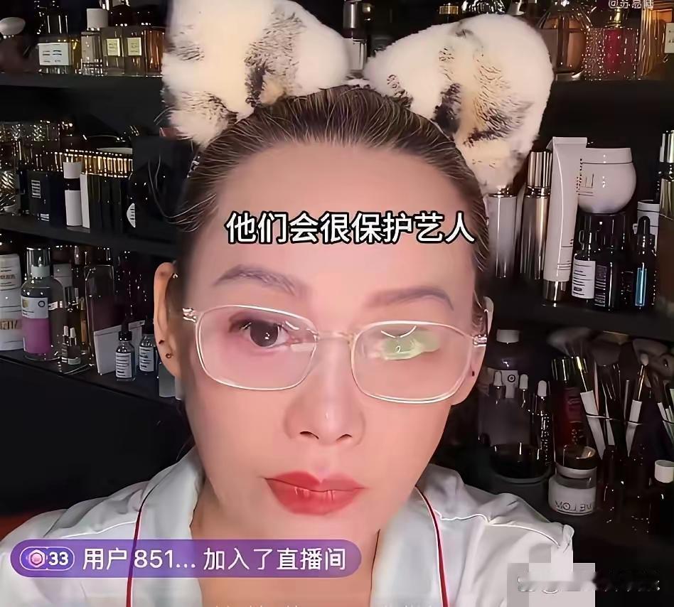 宁静一张嘴，
半个娱乐圈的底裤都被扒了 ......
她在直播间说芒果台手里攥着