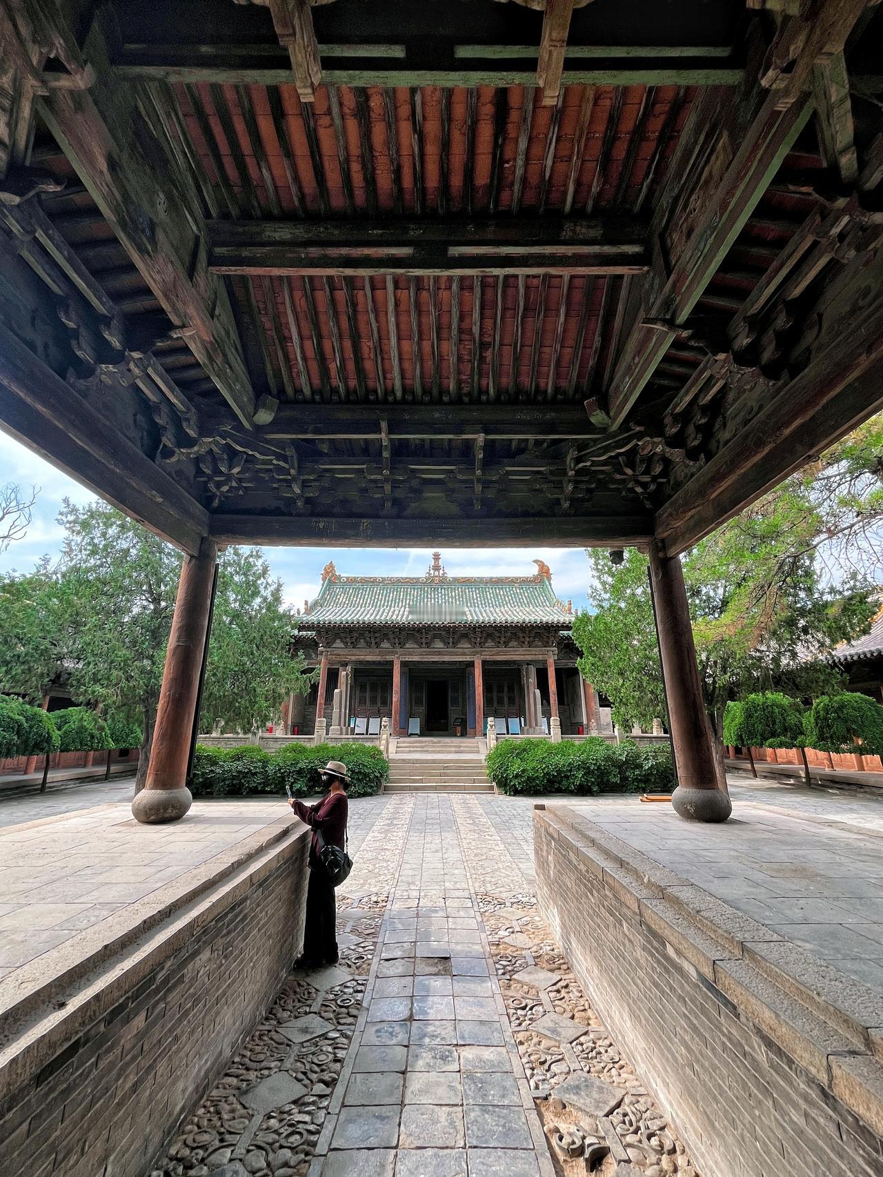 山西榆次城隍庙—戏楼及其他
戏台建于明嘉靖二年（1523年）
为过道式戏台，即在